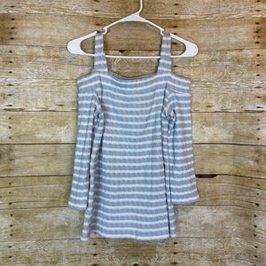 Kut from the Kloth cold shoulder shirt 🛍
